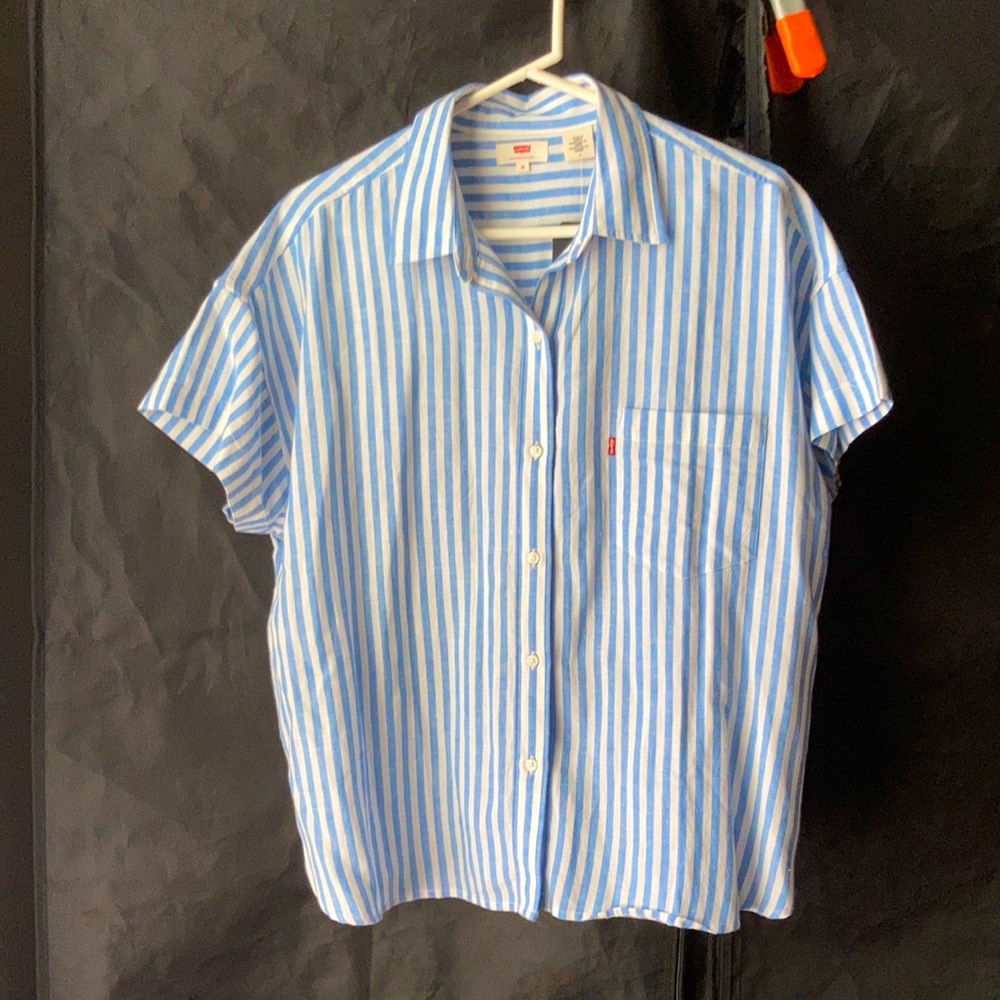 White/Blue StripeButtonUpShort sleeve Levi’s +size